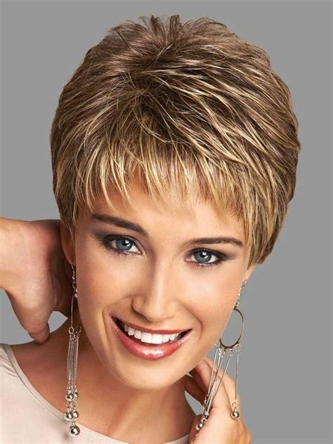 She is the queen of the flipped bob. . Feathered haircut short